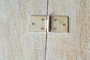 GINER Y COLOMER Baûl coffre de rangement en bois de manguier massif, finition blanc vieilli avec détails en bronze, 150 x 60 x 50 cm